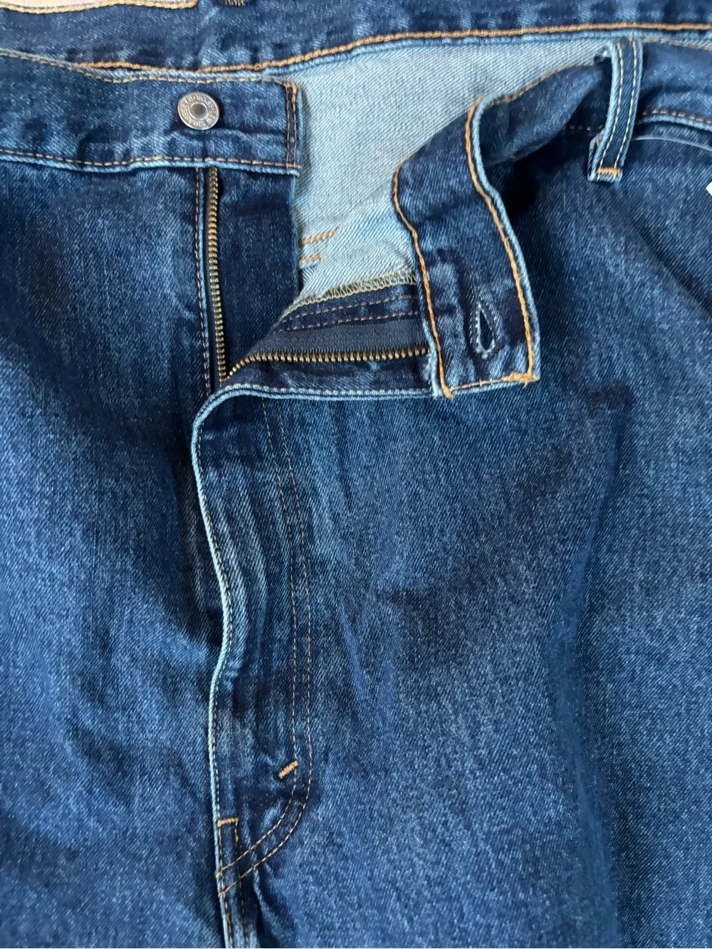 NWT Levi's 550’s with a 63W x 30L relaxed fit.